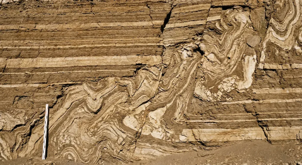 طبقات رسوبية مشوّهة (سيسميت) تُظهر آثار زلازل قديمة محفوظة في الصخور