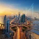 مشهد بانورامي حديث لمدينة الرياض مع تراكب لعناصر نفطية وطاقة متجددة يرمز لانتقال الاقتصاد السعودي من الاعتماد على النفط إلى التنويع.
