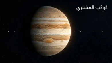 كوكب المشتري بأحزمته الملونة والبقعة الحمراء العظيمة مع أقمار غاليليو الأربعة في خلفية فضائية سوداء