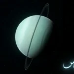 تصوير ثلاثي الأبعاد واقعي لكوكب أورانوس يظهر فيه ميله المحوري الشديد وحلقاته المائلة ولونه الأزرق المخضر المميز في الفضاء العميق
