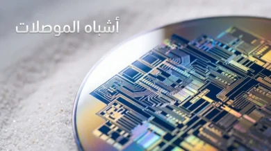 رقاقة سيليكون لامعة بأنماط دوائر دقيقة تعكس ألواناً قوسية تحت إضاءة احترافية