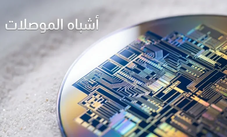 رقاقة سيليكون لامعة بأنماط دوائر دقيقة تعكس ألواناً قوسية تحت إضاءة احترافية